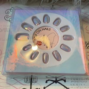 Riley Rose pop on nails NWT